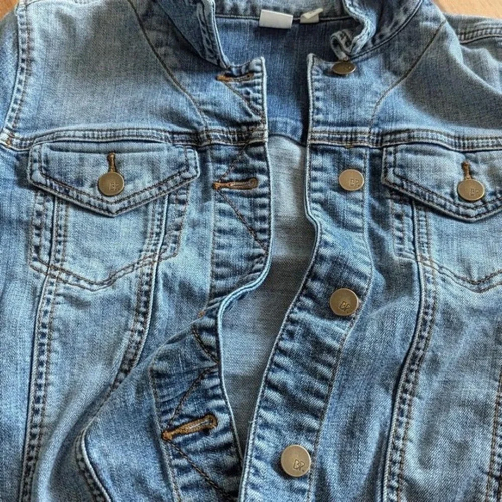 BP Nordstrom Womens Cropped Denim Trucker Jacket Medium‎ Wash Blue Long Sleeve